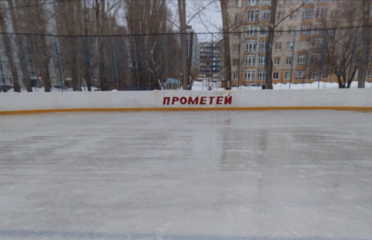 Похолодало. Сегодня в городе Балаково заливают катки и хоккейные коробки -  Балаковские вести