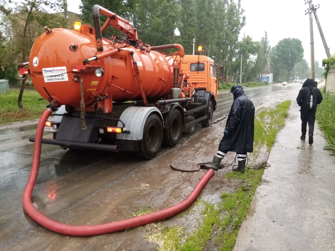 Сегодня в городе дождь. О подтоплении участков дорог и тротуаров балаковцы  могут сообщить в Комбинат благоустройства - Балаковские вести