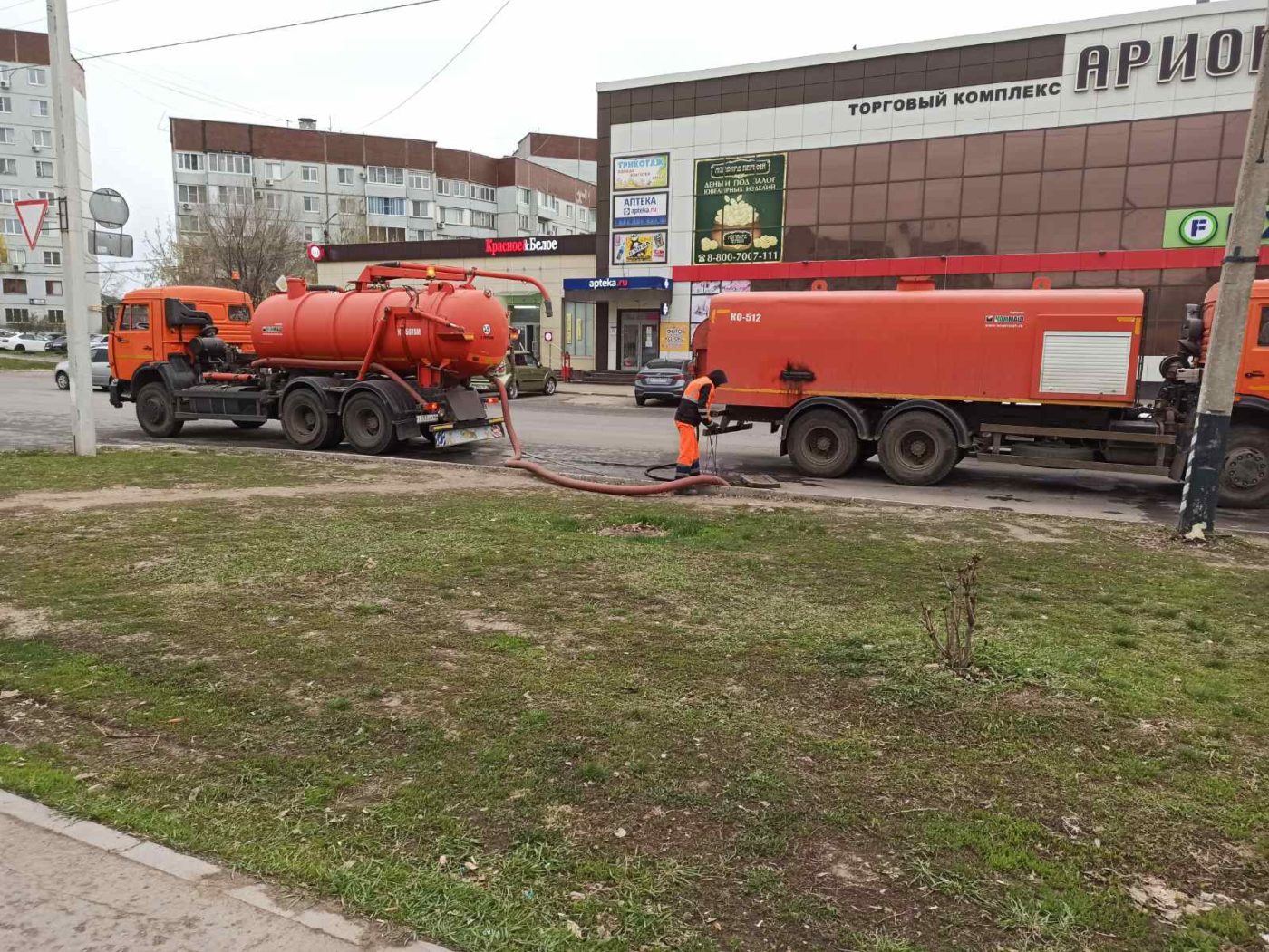 Нанесение разметки на дорогах, уборка парков и скверов, вывоз мусора.  Сотрудники Комбината благоустройства трудятся на благо города ежедневно -  Балаковские вести