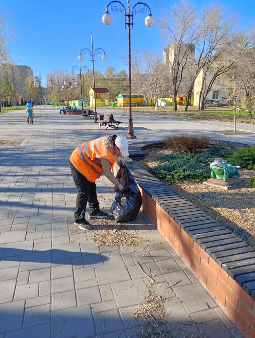 Благоустройство города Балаково сегодня: вывоз веток и мусора, очистка  прилотковой зоны, уборка общественных территорий - Балаковские вести