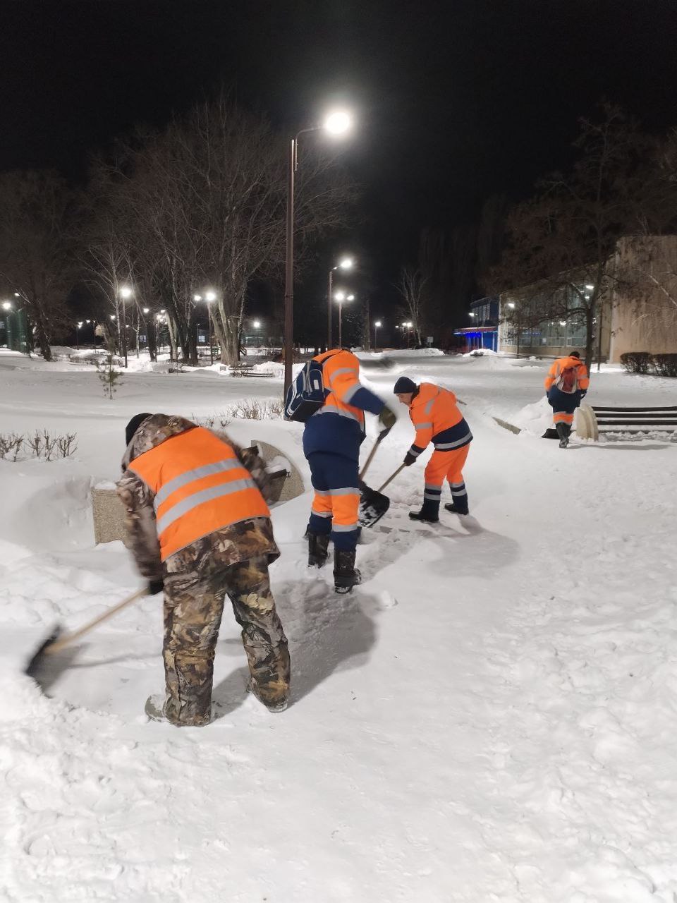 В Балакове коммунальные службы продолжают очищать дорог и тротуары от снега  и наледи - Балаковские вести