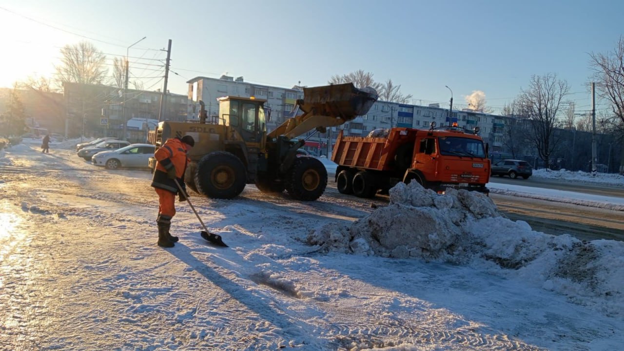 В Балакове продолжаются работы по очистке дорог от снега и наледи -  Балаковские вести