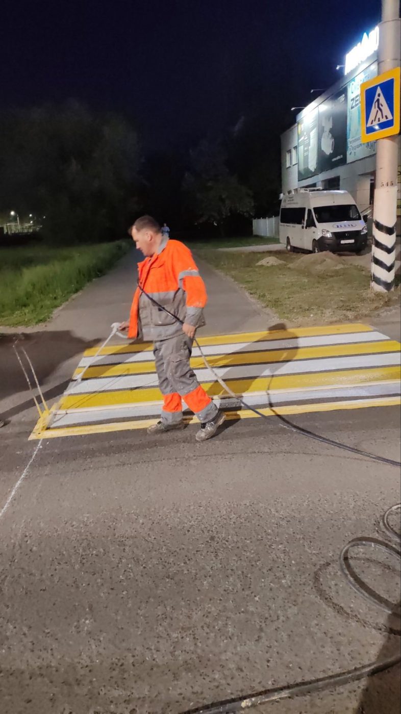 В Балаково продолжаются работы по нанесению дорожной разметки - Балаковские  вести